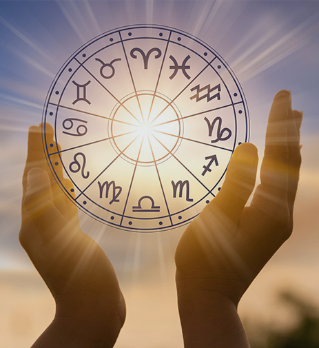 Astrologue étudiant une carte du ciel