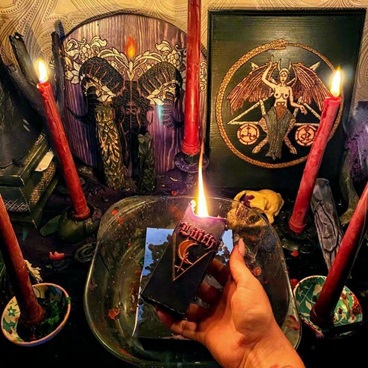 Rituel de retour affectif avec des bougies et des roses